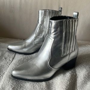 NWOT Forever21 silver boots